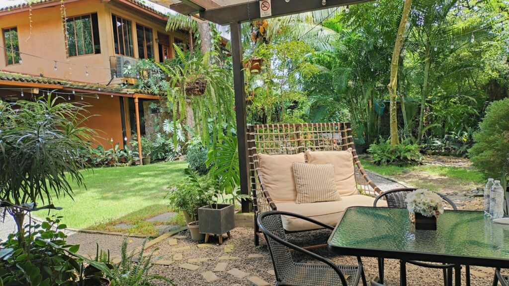 Terrasse en bois sur terrain en pente : les choix à faire en amont